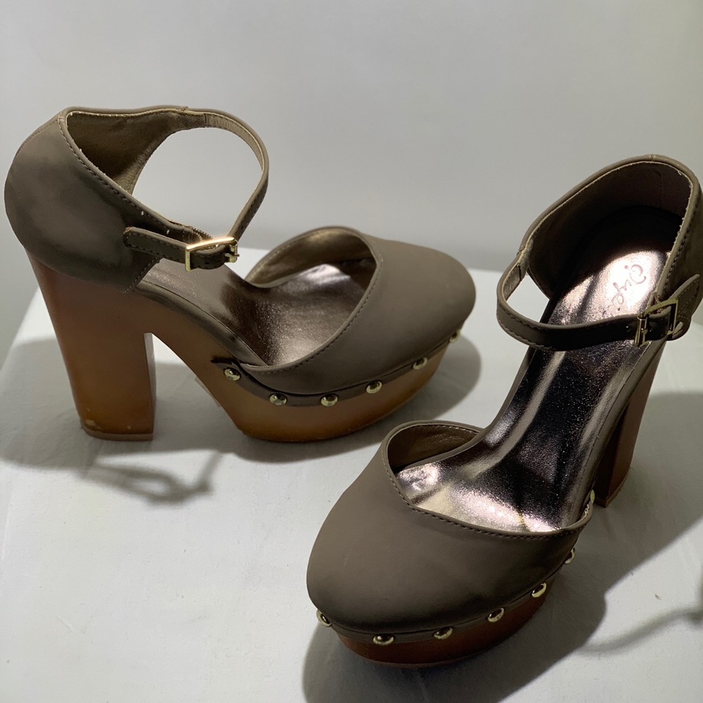 Gray and brown heels zapatillas grises con café